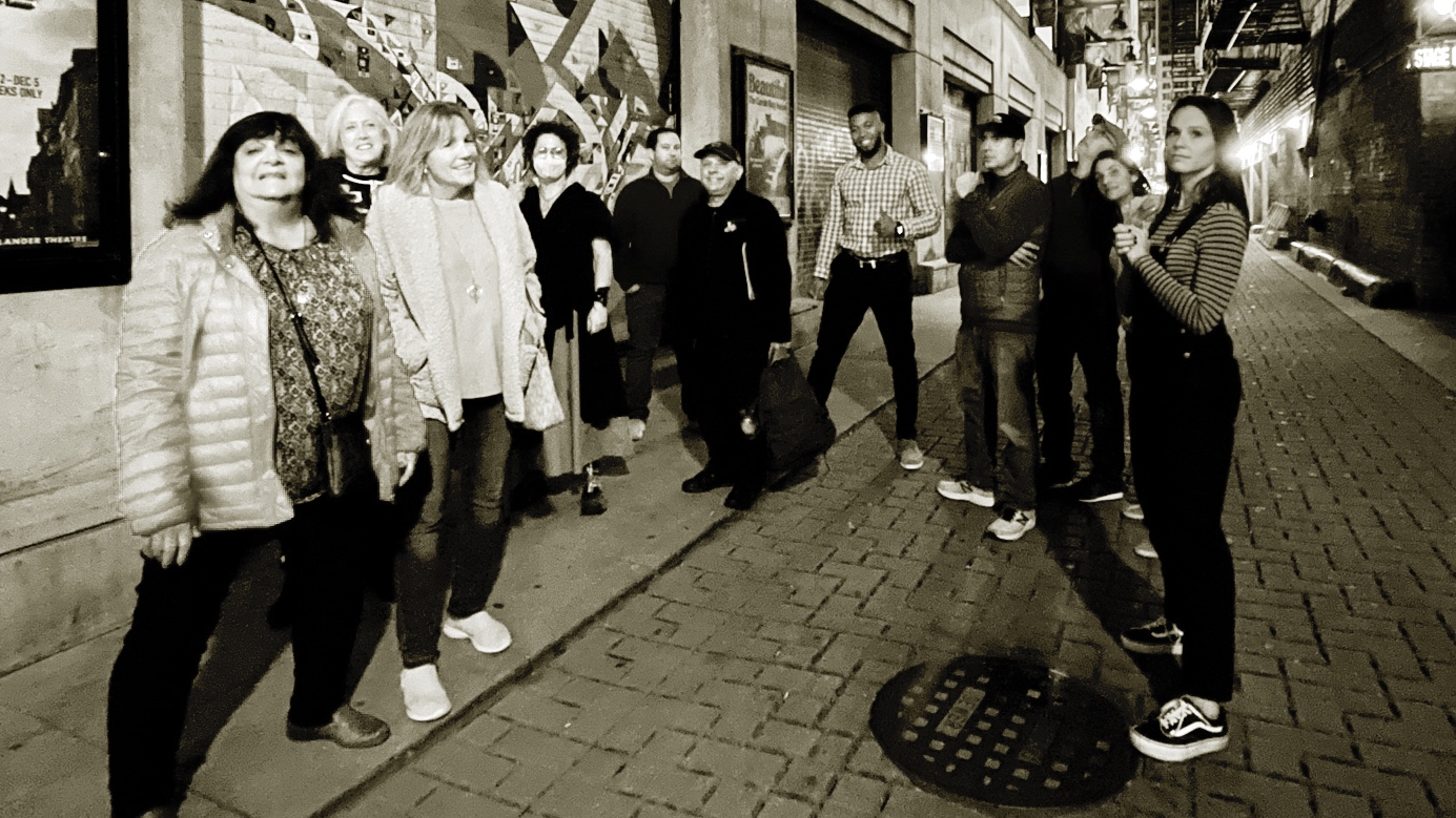 Pizza and Ghost Tour group in Chicago